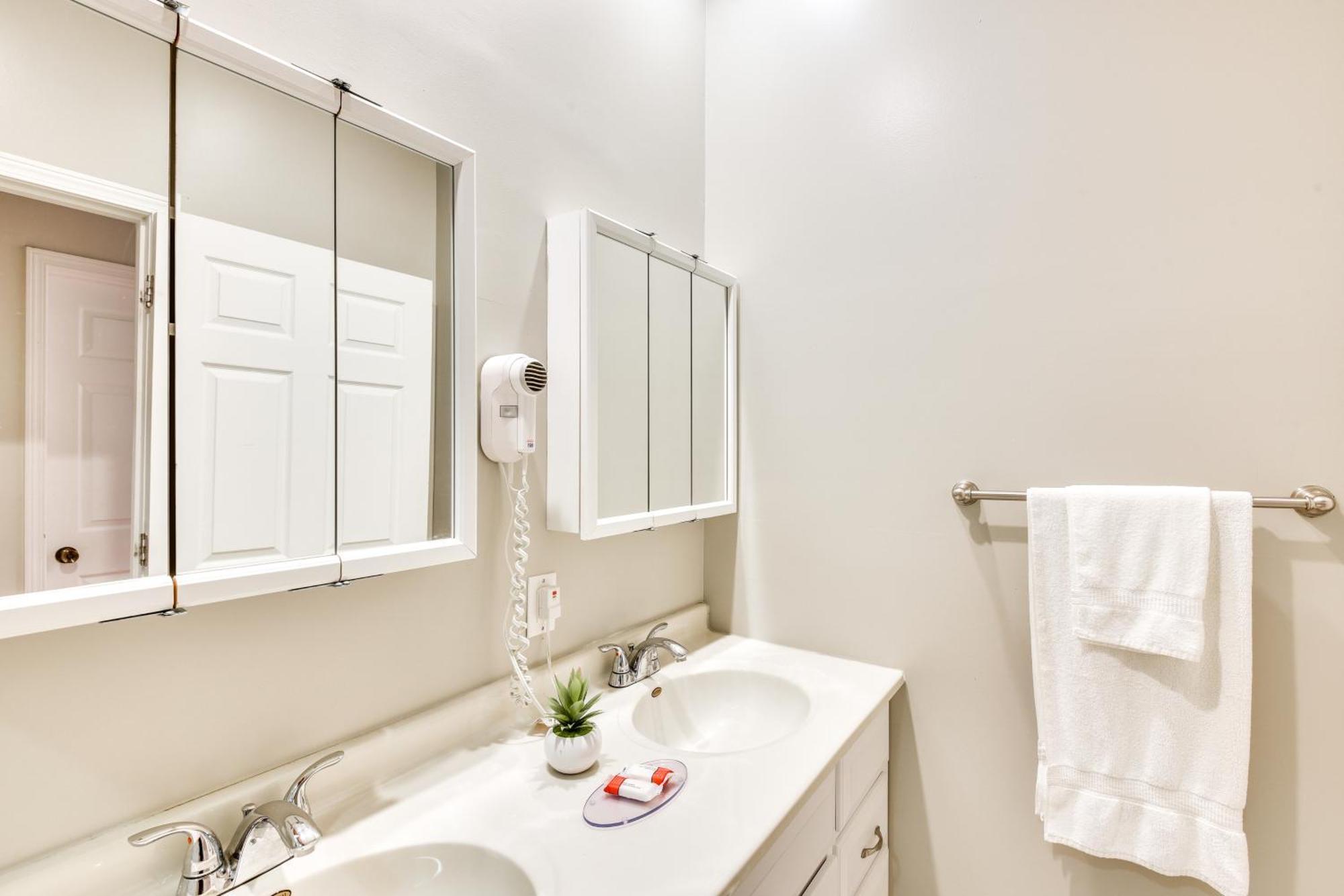 Cozy Sawyer Apartment - 5 Min To Warren Dunes Park المظهر الخارجي الصورة